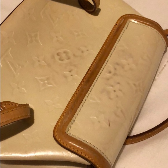 Authentic LOUIS VUITTON vernis white shoulder bag - Picture 6 of 8